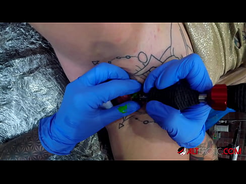 ❤️ Sully Savage yang sangat bertato membuat tato di klitorisnya ❤ Video porno di id.battlepass-bonuse.ru
